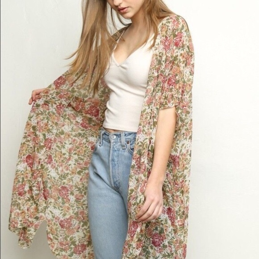 Brandy Melville Floral
Chiffon oversized
Kimono​